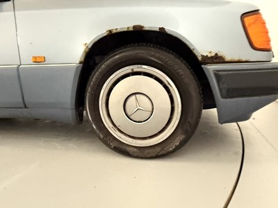 Lot 108 - 1990 Mercedes-Benz 300TE