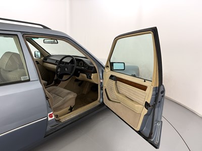 Lot 108 - 1990 Mercedes-Benz 300TE
