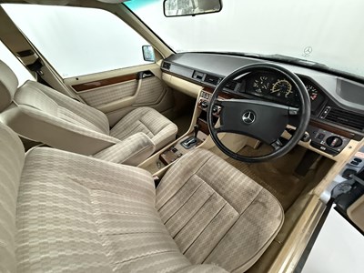 Lot 108 - 1990 Mercedes-Benz 300TE