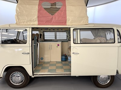 Lot 19 - 1971 Volkswagen T2 Camper