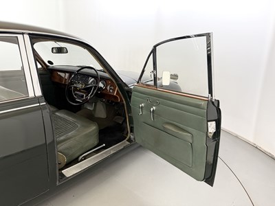 Lot 17 - 1969 Daimler 250