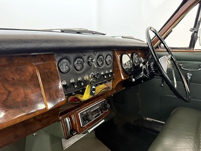 Lot 17 - 1969 Daimler 250