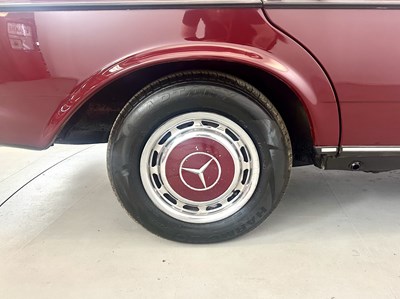 Lot 123 - 1985 Mercedes-Benz 280E