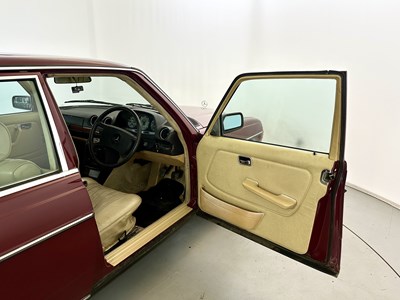 Lot 123 - 1985 Mercedes-Benz 280E