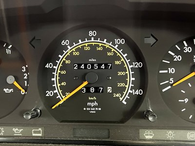 Lot 138 - 1995 Mercedes-Benz 220E - NO RESERVE