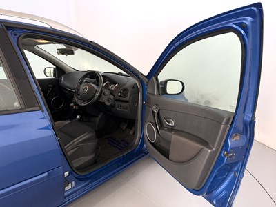 Lot 131 - 2011 Renault Clio - NO RESERVE