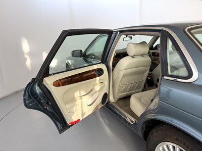 Lot 101 - 1998 Jaguar XJ8