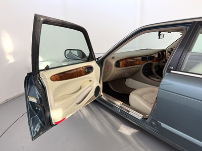 Lot 101 - 1998 Jaguar XJ8