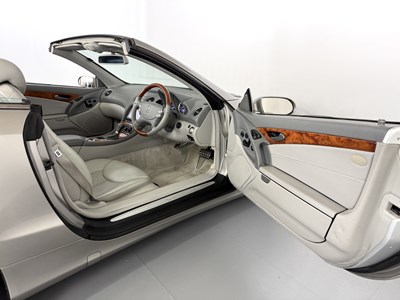 Lot 17 - 2004 Mercedes-Benz SL350