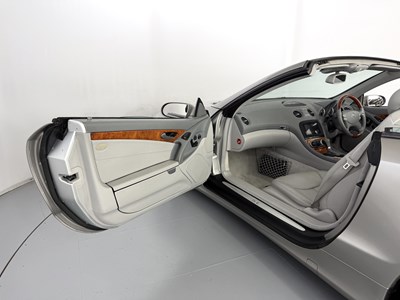 Lot 17 - 2004 Mercedes-Benz SL350