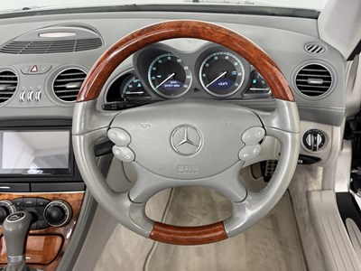 Lot 17 - 2004 Mercedes-Benz SL350