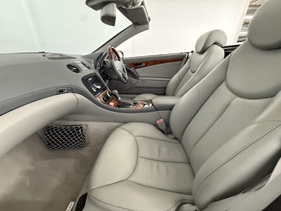 Lot 17 - 2004 Mercedes-Benz SL350
