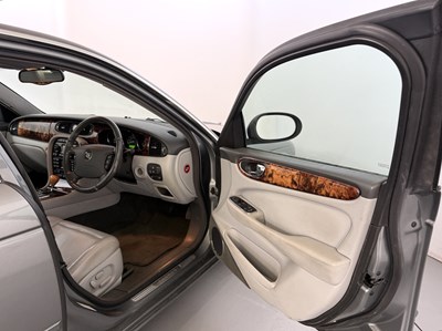 Lot 49 - 2003 Jaguar XJ