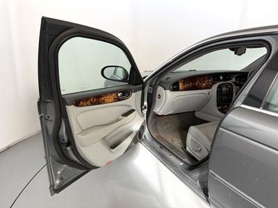 Lot 49 - 2003 Jaguar XJ