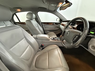 Lot 49 - 2003 Jaguar XJ