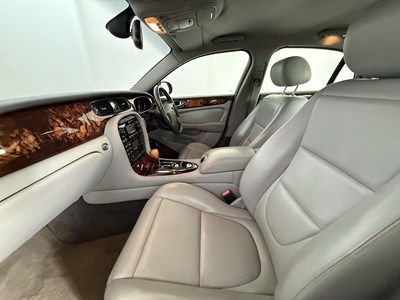 Lot 49 - 2003 Jaguar XJ