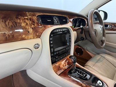 Lot 21 - 2007 Jaguar XJ Sovereign