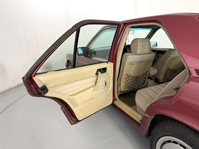 Lot 88 - 1989 Mercedes-Benz 190D