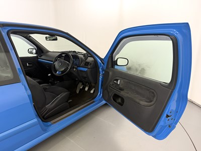 Lot 2004 Renault Clio 182