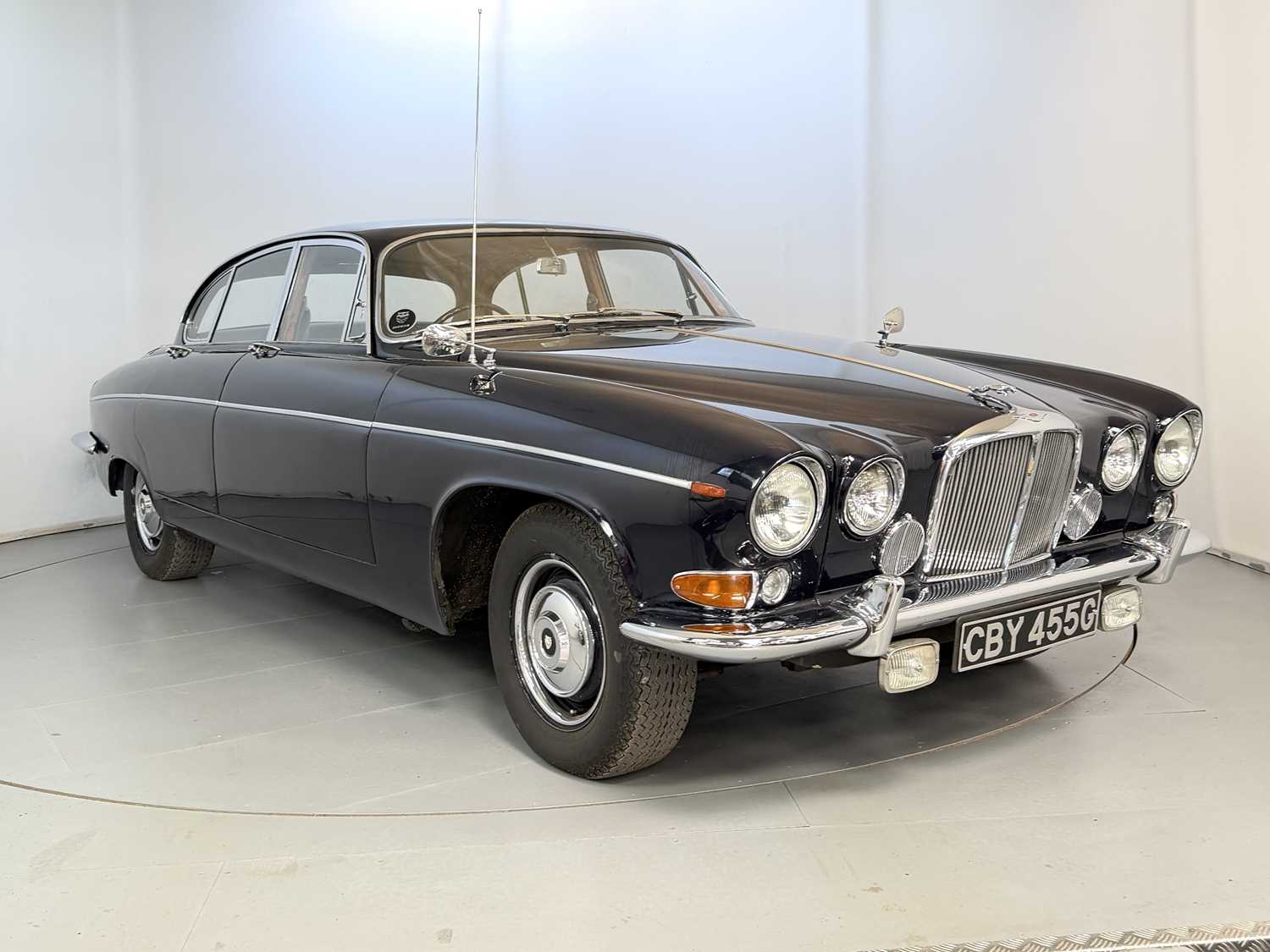Lot 12 - 1969 Jaguar 420G