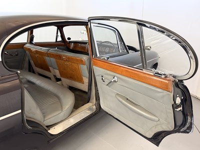 Lot 12 - 1969 Jaguar 420G