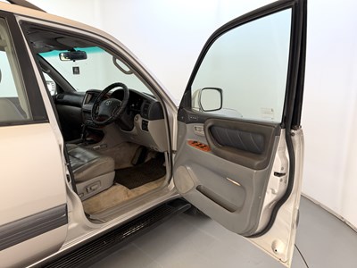 Lot 2004 Toyota Land Cruiser Amazon