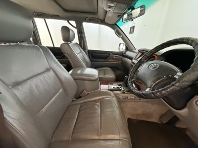 Lot 2004 Toyota Land Cruiser Amazon