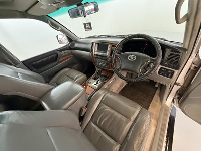 Lot 2004 Toyota Land Cruiser Amazon