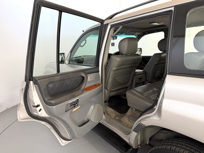 Lot 2004 Toyota Land Cruiser Amazon
