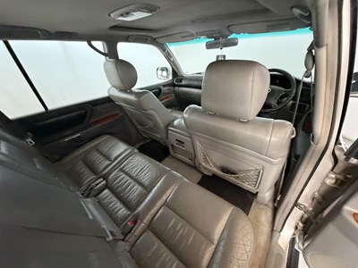 Lot 2004 Toyota Land Cruiser Amazon