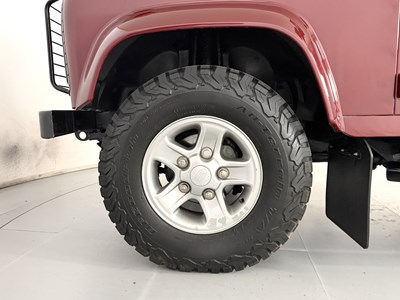 Lot 2005 Land Rover Defender County 90
