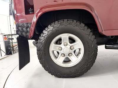 Lot 2005 Land Rover Defender County 90