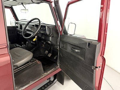 Lot 2005 Land Rover Defender County 90
