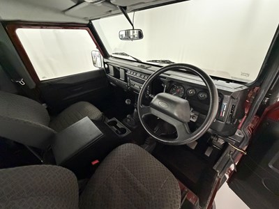 Lot 2005 Land Rover Defender County 90