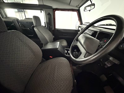 Lot 2005 Land Rover Defender County 90