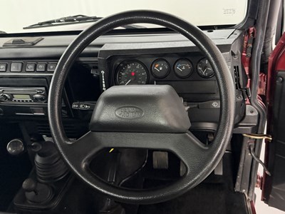 Lot 2005 Land Rover Defender County 90