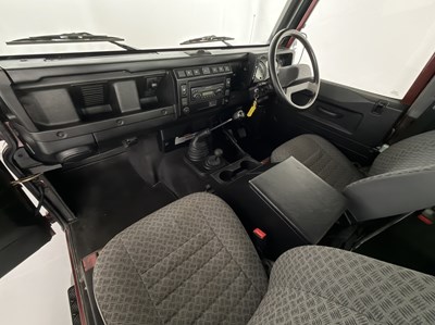 Lot 2005 Land Rover Defender County 90