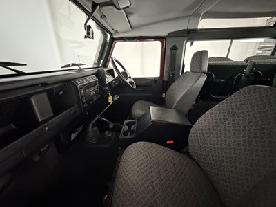 Lot 2005 Land Rover Defender County 90