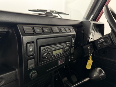 Lot 2005 Land Rover Defender County 90