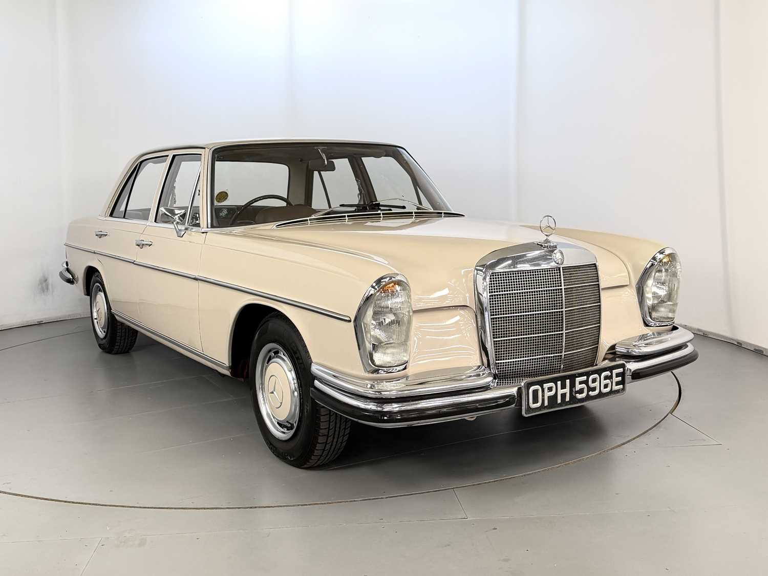 Lot 1967 Mercedes-Benz 250SE