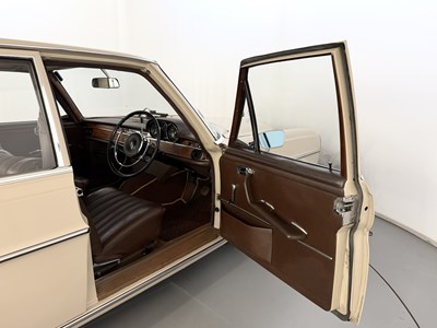 Lot 1967 Mercedes-Benz 250SE