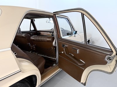Lot 1967 Mercedes-Benz 250SE