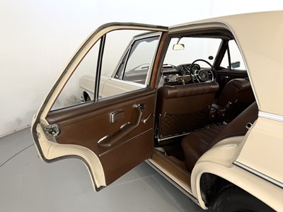 Lot 1967 Mercedes-Benz 250SE