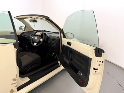 Lot 2006 Volkswagen Beetle Convertible