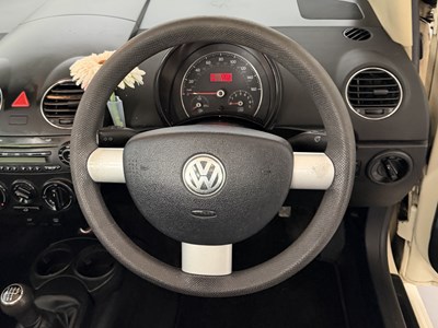 Lot 2006 Volkswagen Beetle Convertible