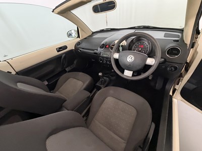 Lot 2006 Volkswagen Beetle Convertible