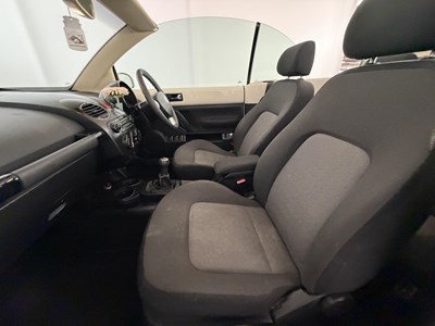 Lot 2006 Volkswagen Beetle Convertible
