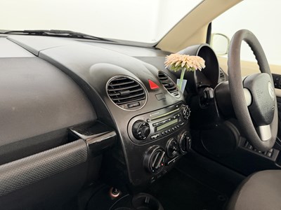 Lot 2006 Volkswagen Beetle Convertible