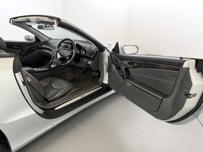 Lot 2004 Mercedes-Benz SL500