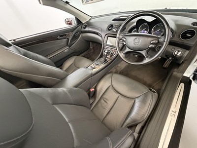 Lot 2004 Mercedes-Benz SL500